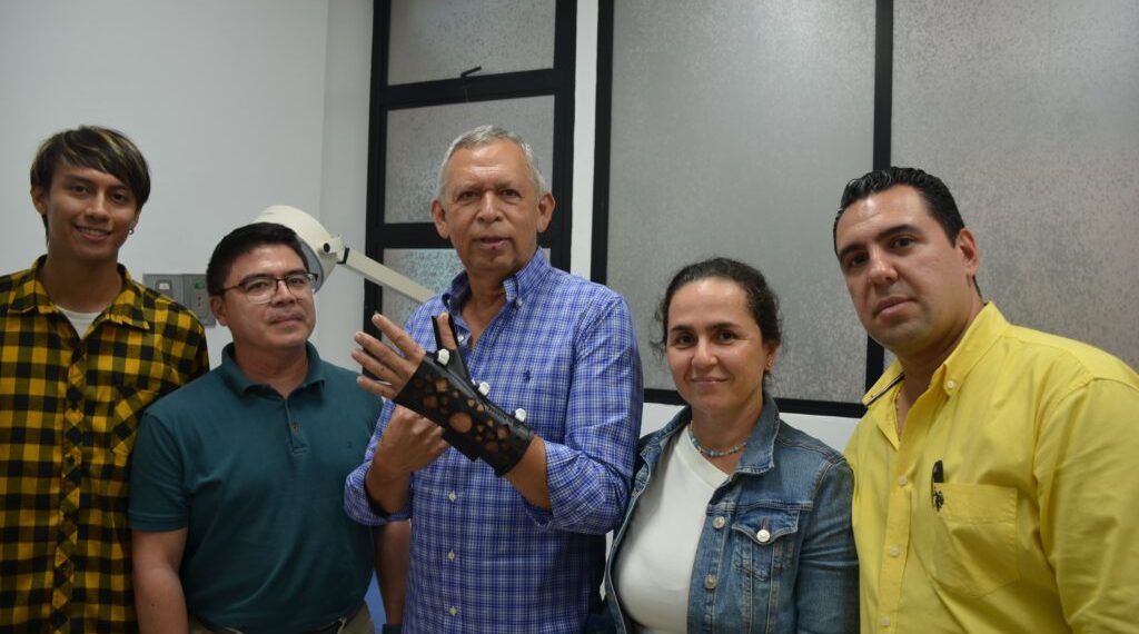 Avance en salud: rector de la UIS recibe órtesis personalizada desarrollada con impresión 3D