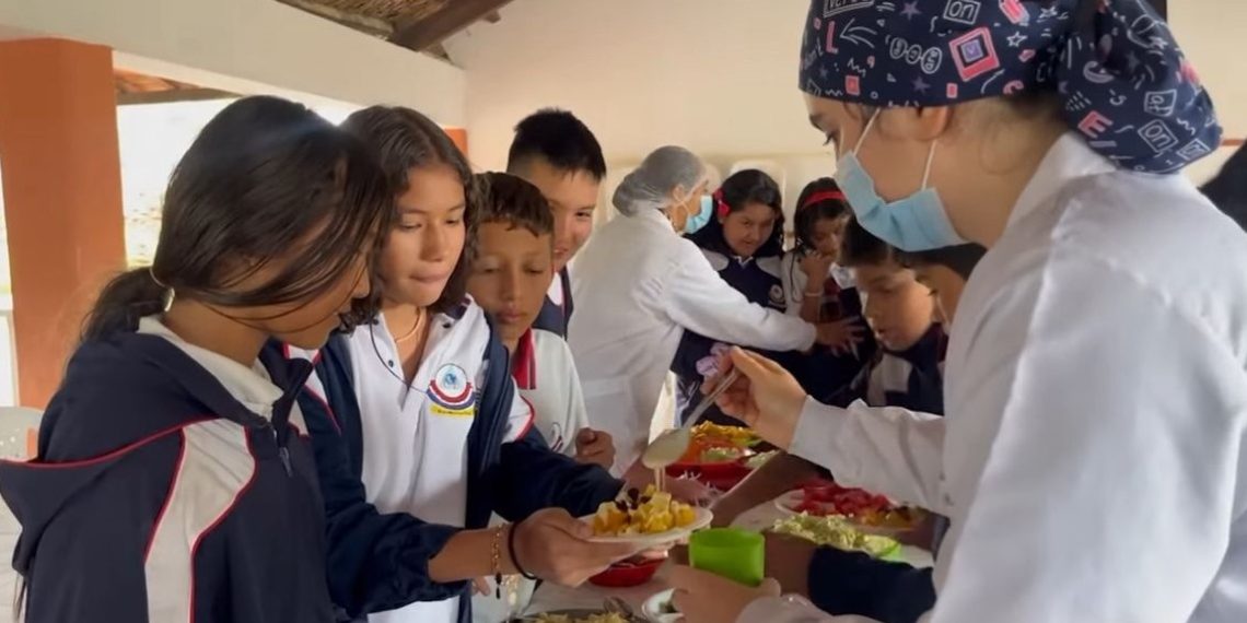 Con frutas y creatividad, estudiantes de Piedecuesta aprenden a comer mejor con el PAE