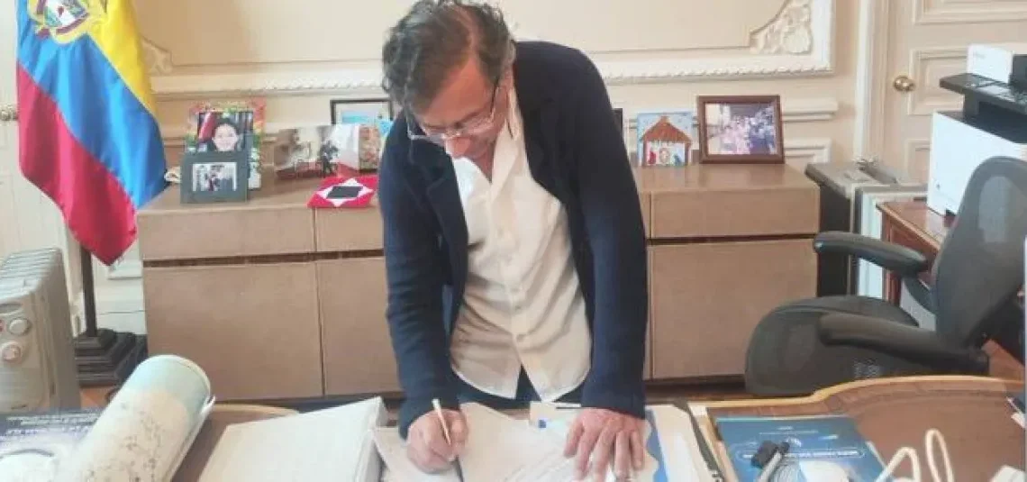Presidente Petro desafía al Congreso y firma el decreto para la consulta popular
