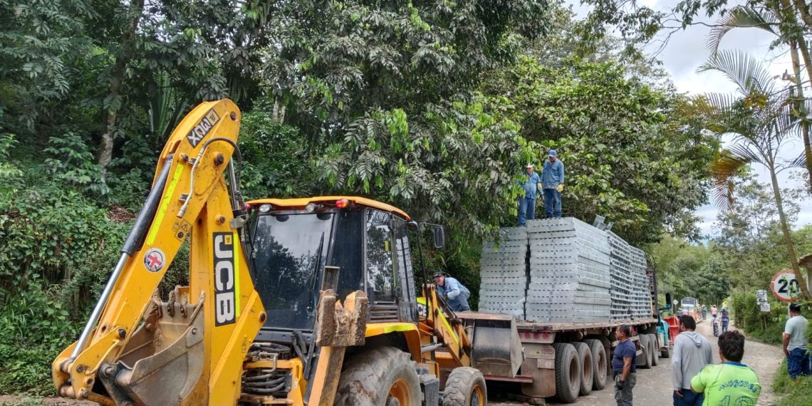 Avanza la instalación del puente militar modular en el sector El Roldán