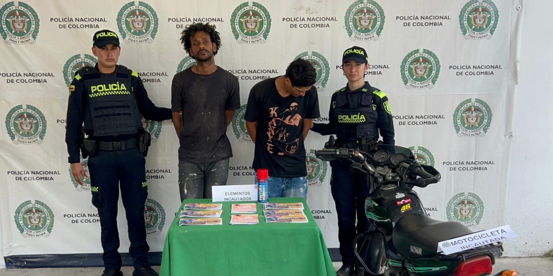 ¡Atención! Capturaron a dos hombres que pintaron grafitis alusivos al ELN en Barrancabermeja, Santander