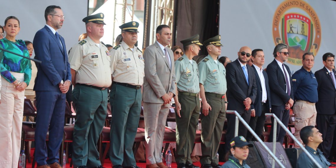 Gobernación de Santander exalta a héroes civiles y uniformados en ceremonia de condecoraciones por el Día de la Independencia