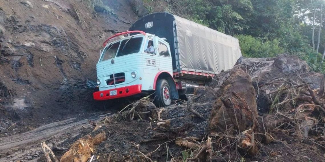 Avanza la recuperación en la vía Landázuri – Barbosa tras talud