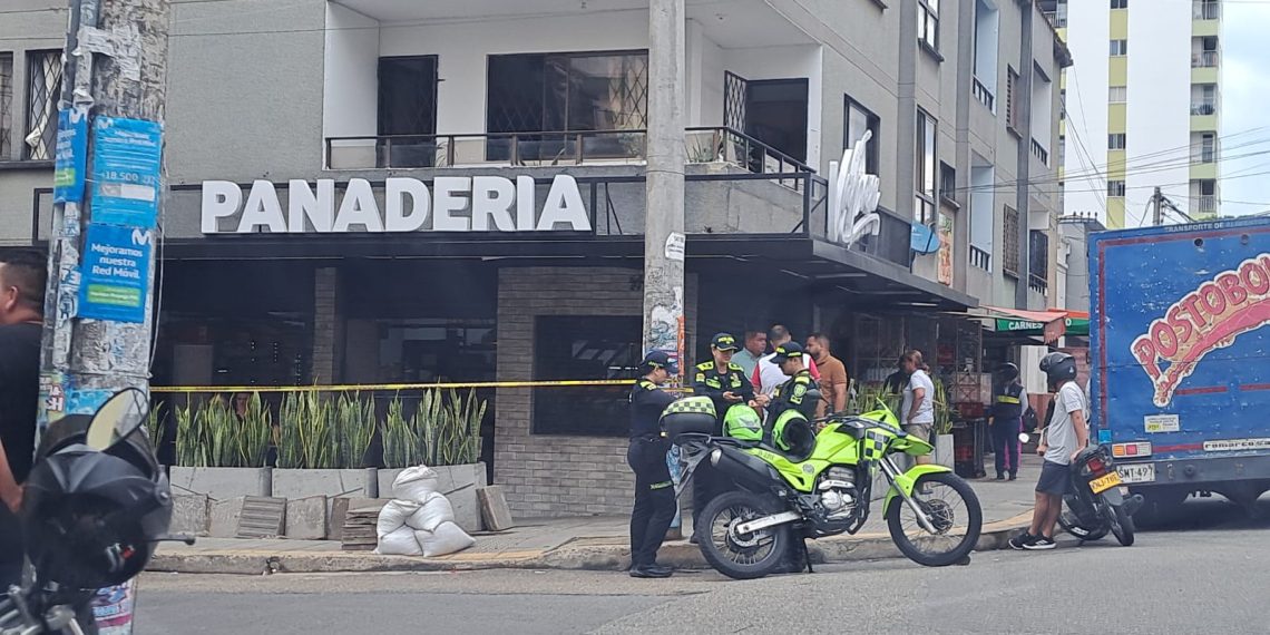 Continúa en estado crítico comerciante atacado a bala dentro de una panadería en Bucaramanga