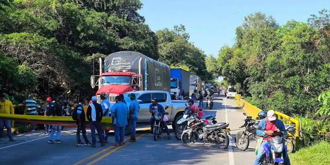 Con paro arrocero vía Magdalena Medio se mantiene paralizada: pérdidas millonarias, bloqueos y nuevos gremios en alerta