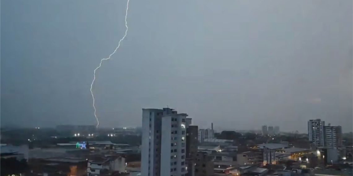 Tormenta eléctrica azotó Bucaramanga: más de 30 emergencias y alerta por nuevas lluvias