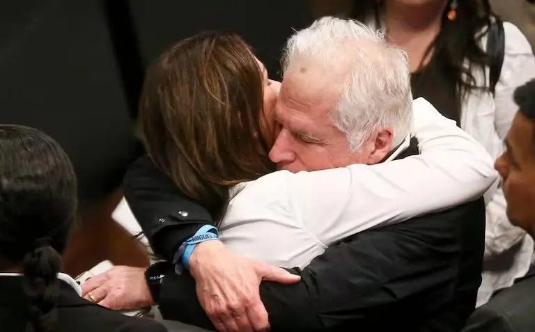 Silencio y abrazo: el momento que estremeció al Capitolio