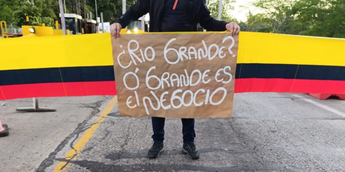 ¡Atención! En Santander, comunidades bloquean vía en La Gómez por suspensión de contratos en obra vial