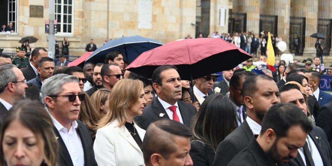 Gobernador de Santander rinde homenaje en funeral de Miguel Uribe Turbay