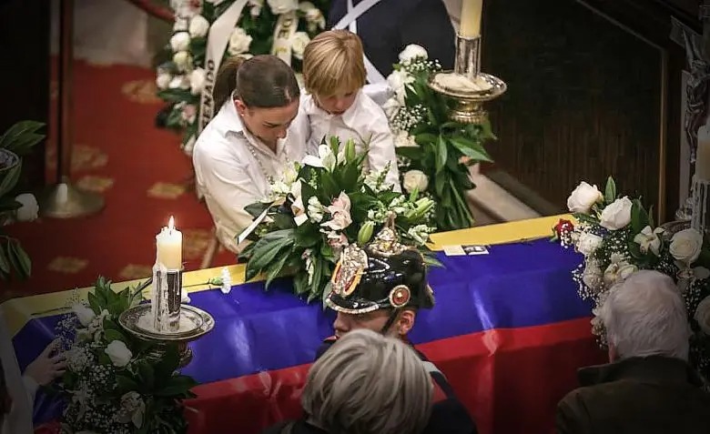 Crónica de un adiós que se repite: el hijo de Miguel Uribe frente al féretro de su padre