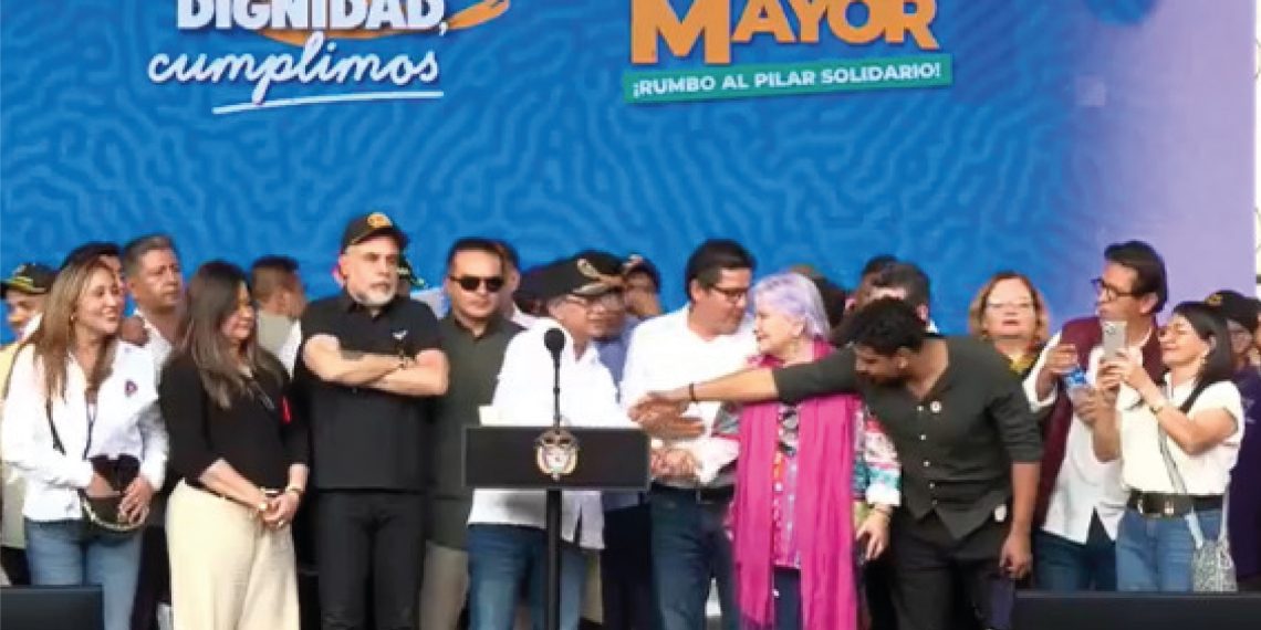 Petro llegó tarde a Bucaramanga: entre tarima oficial, buses y oposición en la calle