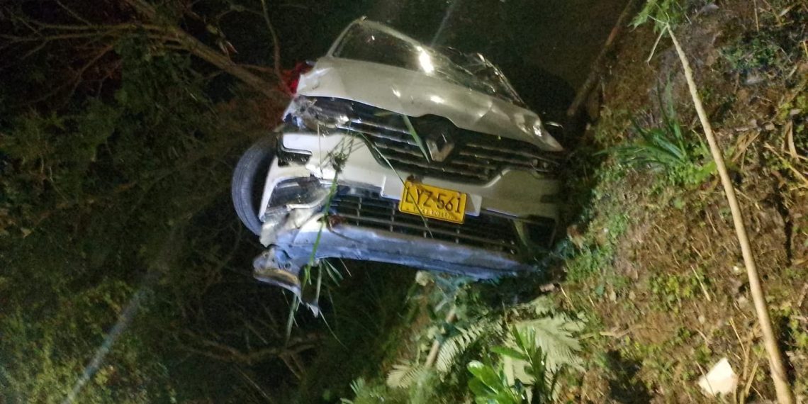 Accidente en El Jardín de Bucaramanga: carro se rodó montaña abajo y fue detenido por un árbol