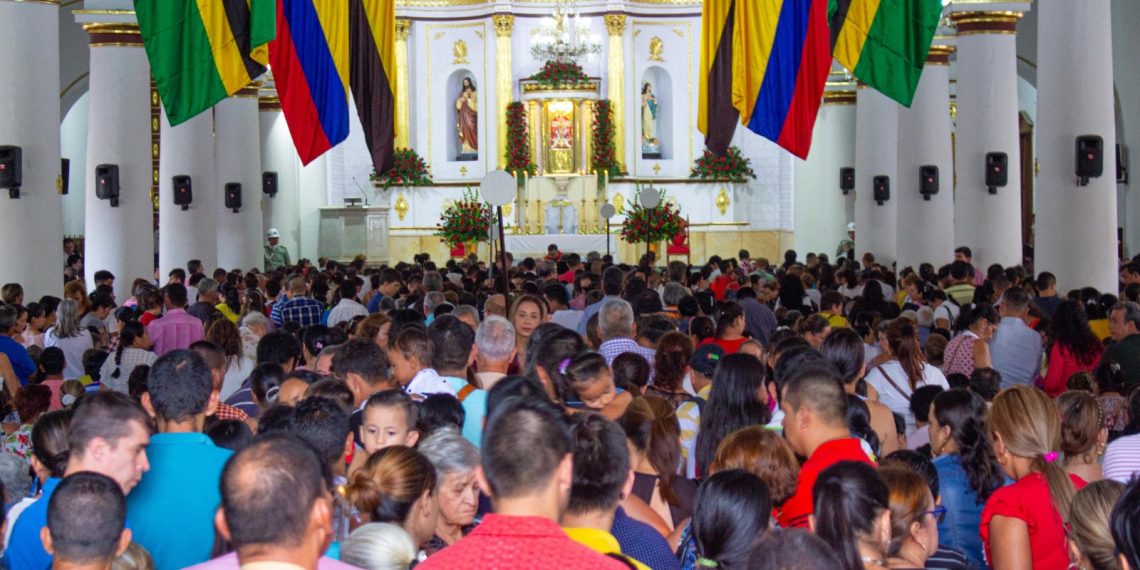 Girón se viste de fe: miles peregrinan en honor al Señor de los Milagros