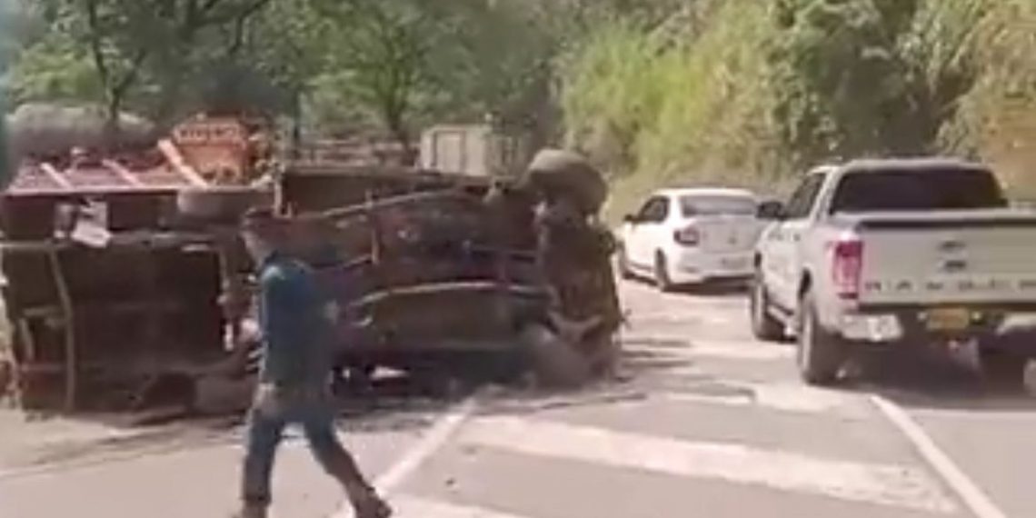 Tres heridos tras volcamiento de camioneta en la vía Bucaramanga–Rionegro