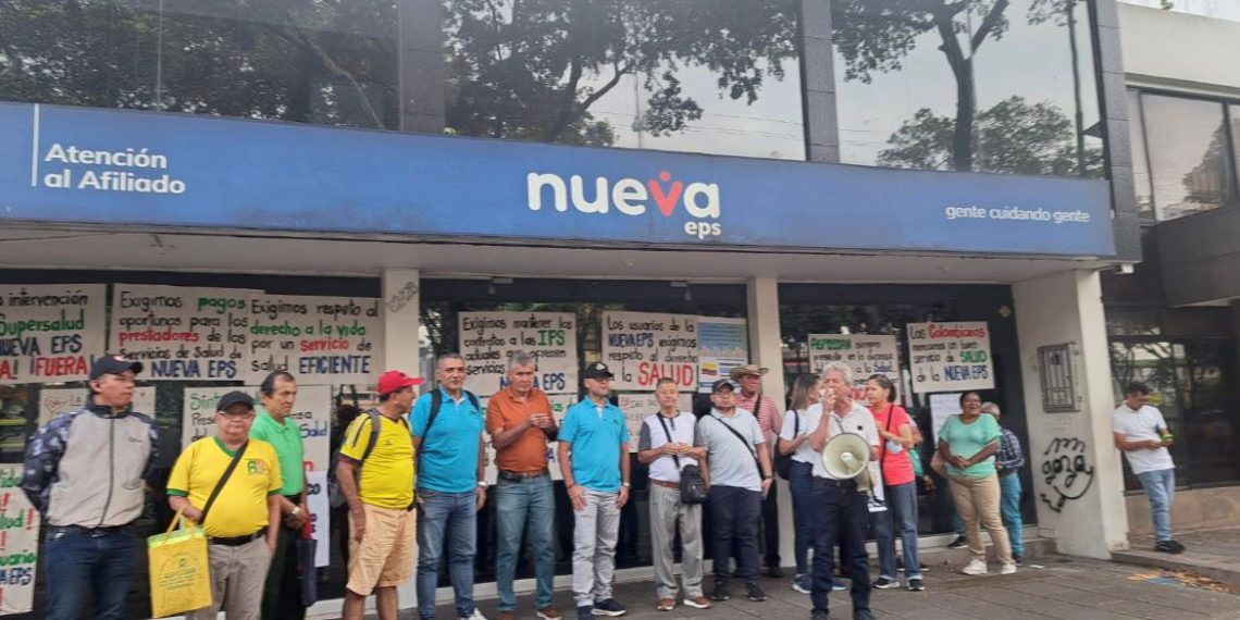 “Nos están dejando morir”: usuarios de Nueva EPS protestan en Bucaramanga por fallas críticas en atención médica