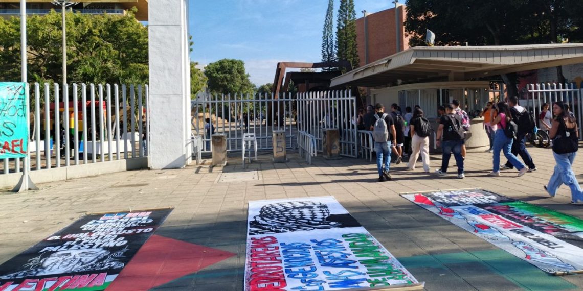 “Solidaridad y tensión: marcha por Palestina en Bucaramanga termina con daños en la Alcaldía”