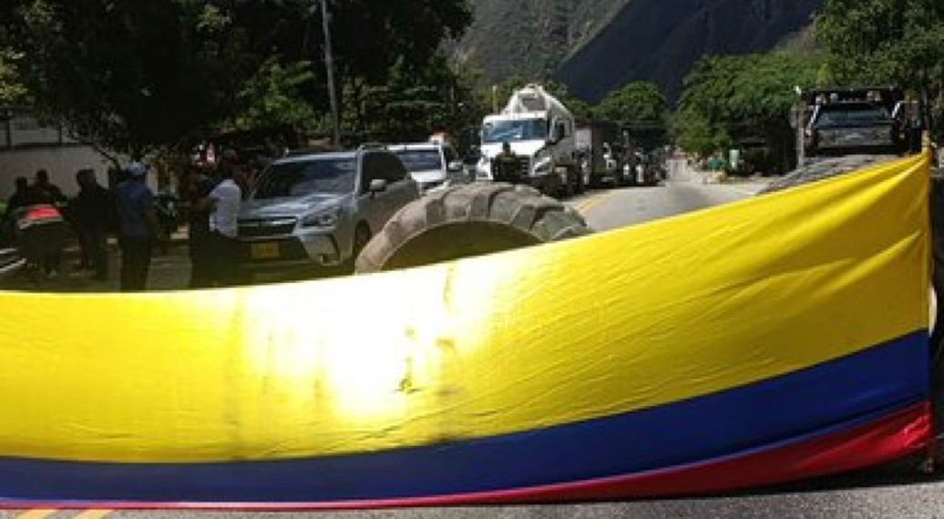 ¡Atención! Transportadores intensifican protesta en peajes de la vía Bucaramanga–Bogotá para exigir cumplimiento de acuerdos viales
