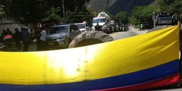 ¡Atención! Transportadores intensifican protesta en peajes de la vía Bucaramanga–Bogotá para exigir cumplimiento de acuerdos viales