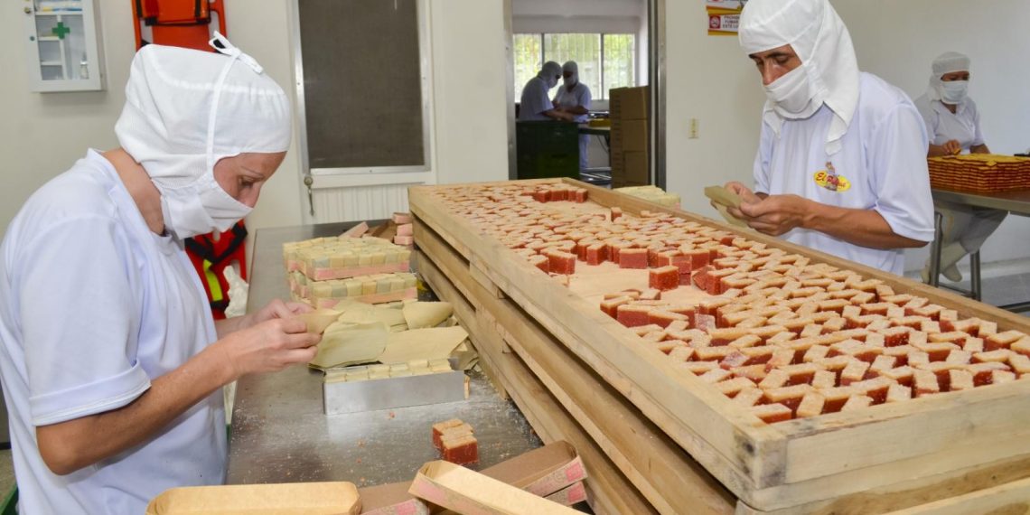 Crisis vial en el sur de Santander pone en riesgo la producción de bocadillo veleño
