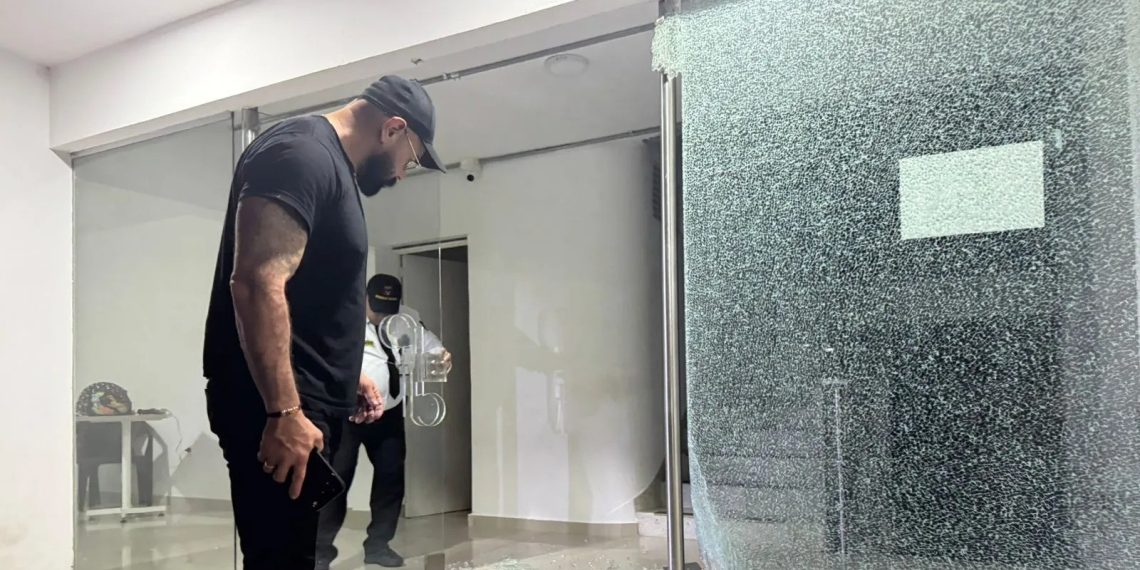 Ataque vandálico contra sede de Carlos Bueno en Bucaramanga deja millonarias pérdidas y alerta por clima electoral