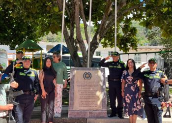 La Policía Nacional en Santander honra la memoria de seis agentes que entregaron su vida por Colombia