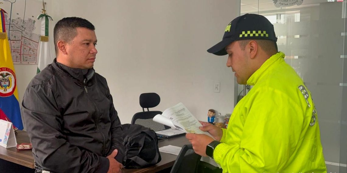 Ya fue trasladado a Bucaramanga el subintendente señalado de facilitar el robo a una joyería: ¿cómo alguien que juró proteger puede terminar aliado con el delito?