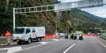 Comunidades bloquean vía nacional en Oiba exigiendo solución definitiva a deterioro vial