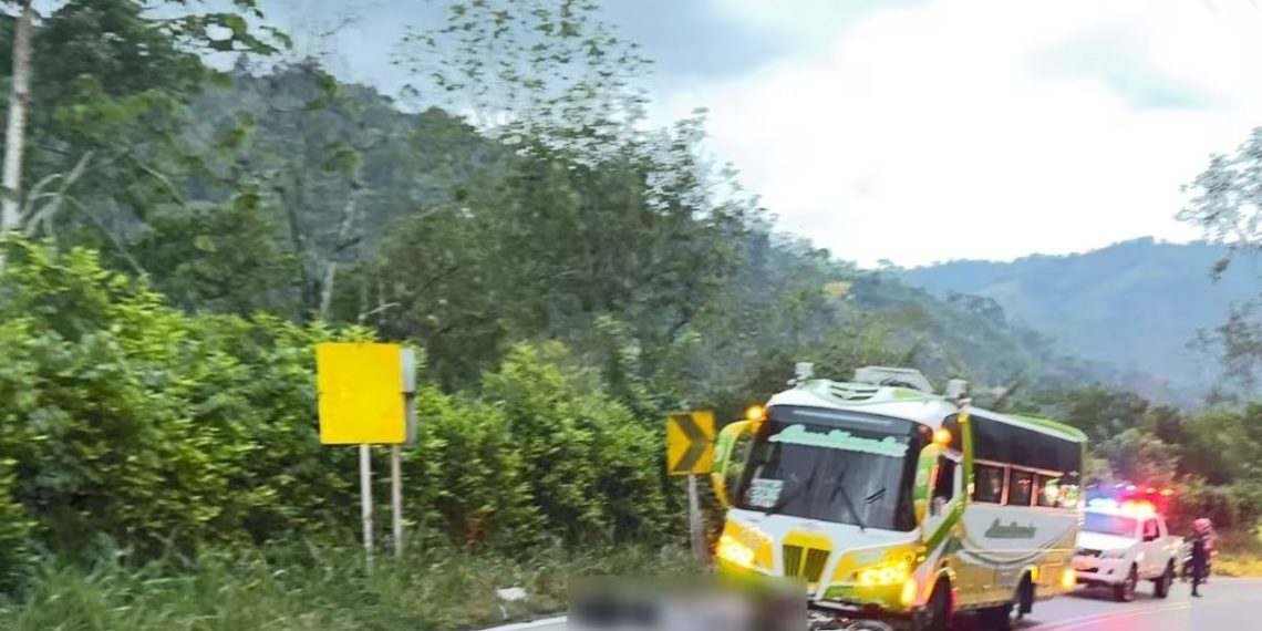 Tragedia en la vía Rionegro–Bucaramanga: pareja muere tras colisión entre motocicleta y buseta