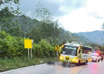 Tragedia en la vía Rionegro–Bucaramanga: pareja muere tras colisión entre motocicleta y buseta