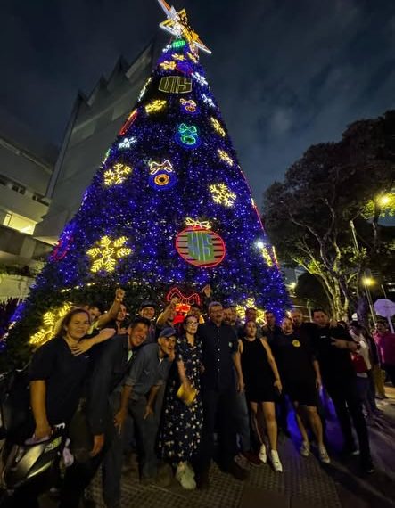 La UIS enciende la Navidad con un árbol de 25 metros en la Facultad de Salud