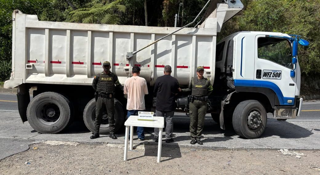 Golpe al delito en las vías de Santander: Policía recupera volqueta robada y captura a dos hombres en flagrancia