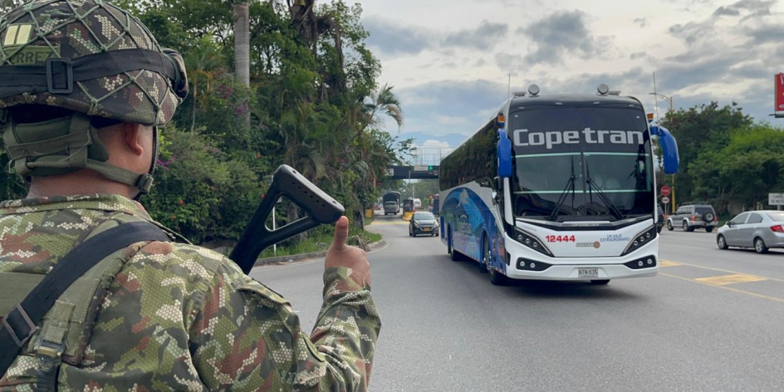 Más de 1.500 soldados acompañan a los viajeros en el nororiente colombiano durante las festividades