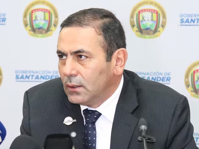 Gobernador de Santander advierte recortes por alza del salario mínimo: “Nos toca repasar matemática pura”