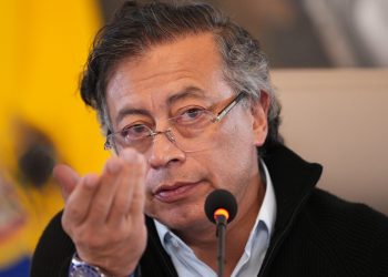 Petro ordena a la Policía incautar medicinas acaparadas: “El Gobierno ya las pagó”