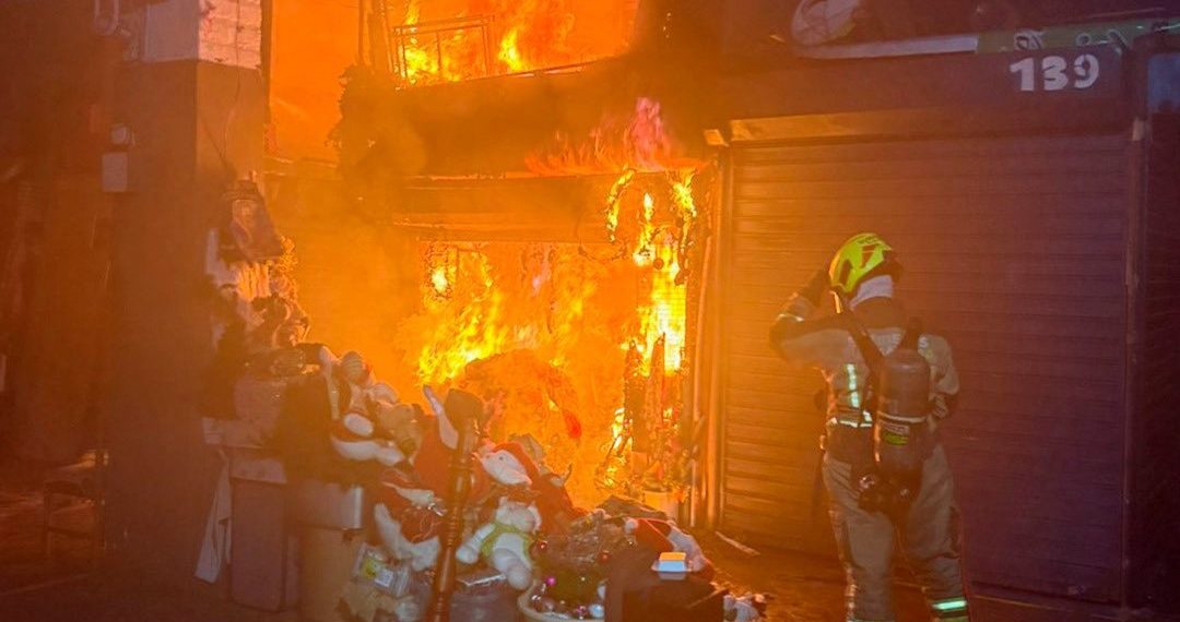 Incendio en el Mercado de las Pulgas de Bucaramanga: un local de artículos navideños fue consumido por las llamas