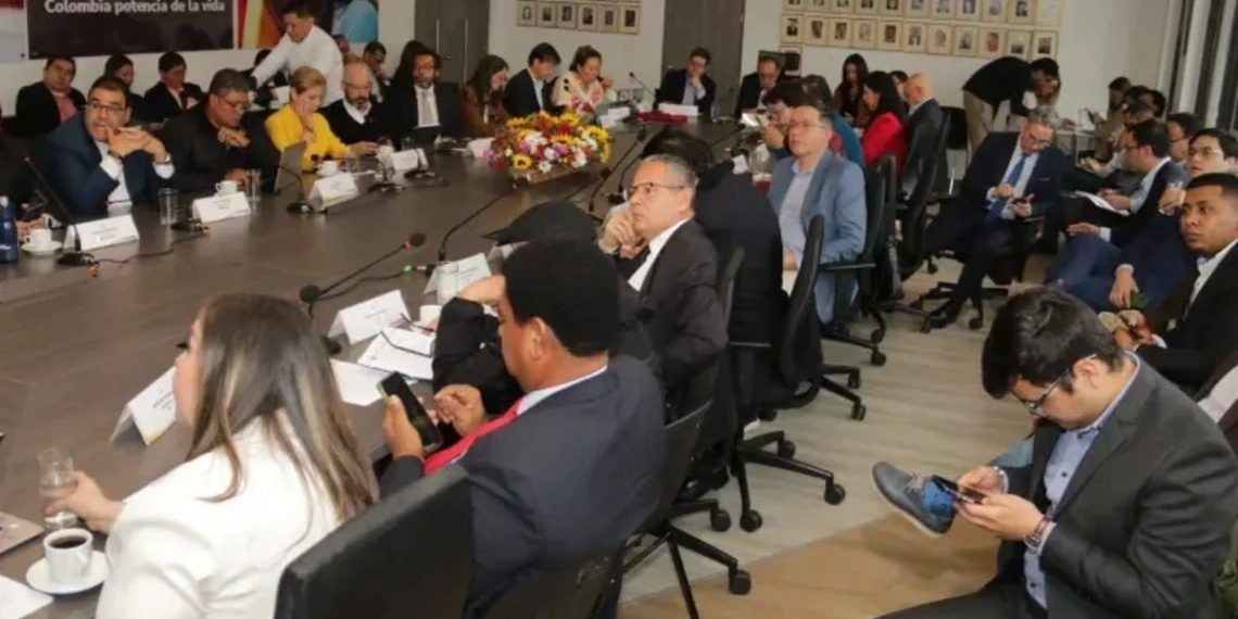 Sin acuerdo entre empresarios y sindicatos: aumento del salario mínimo 2026 iría por decreto