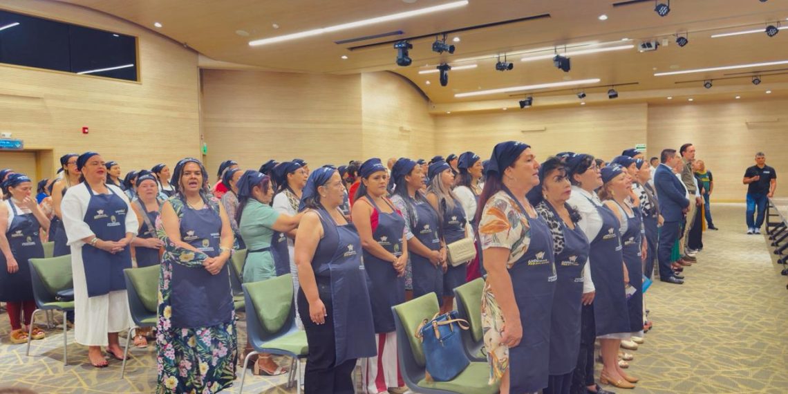 Santander se sienta a la mesa del cambio: 100 mujeres y 15 hombres se gradúan del programa GAStronomía para Avanzar de Vanti