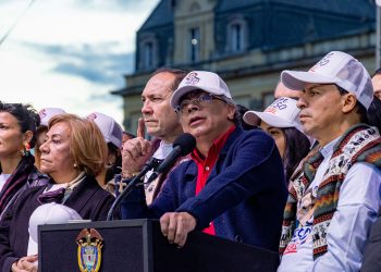 Petro mantiene alza del 23,7% del salario mínimo pese a exigencias del Consejo de Estado, mientras sube la presión por la reforma pensional