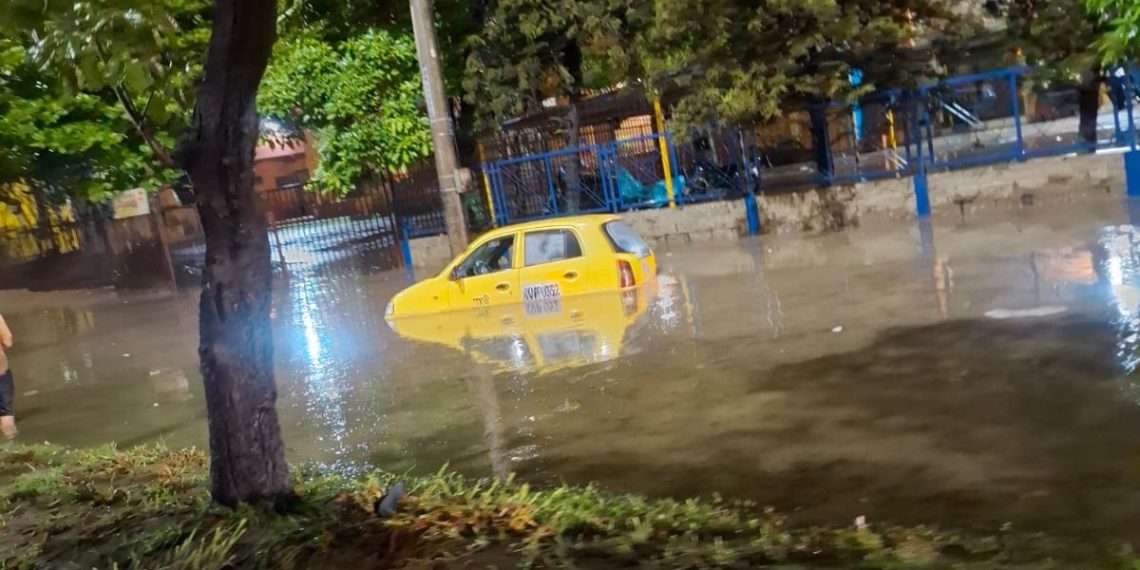Fuerte aguacero en la madrugada genera inundaciones y cierres viales en el área metropolitana de Bucaramanga