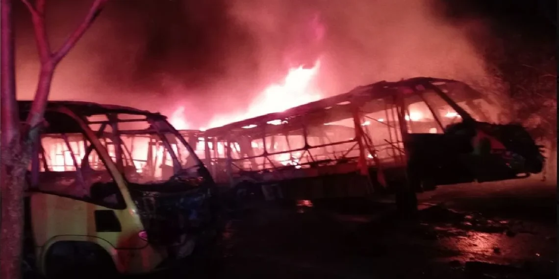 Infierno en Girón: 21 buses de Metrolínea afectados
