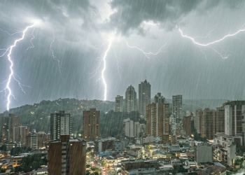 Tormenta eléctrica paralizó Bucaramanga: Lluvias en la madrugada desataron algunas inundaciones
