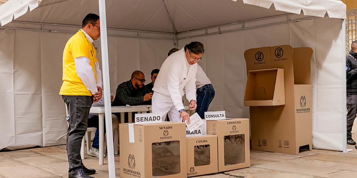 Petro alerta sobre inconsistencias en resultados electorales y convoca a abogados para los escrutinios