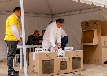 Petro alerta sobre inconsistencias en resultados electorales y convoca a abogados para los escrutinios