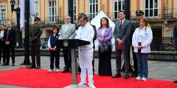 Petro llama a proteger la democracia: Más de un millón de ciudadanos vigilan las elecciones