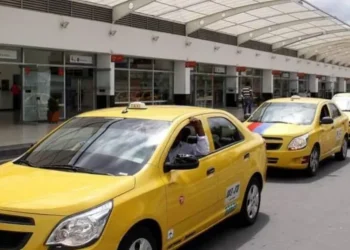 Paro de taxistas esta mañana bloqueó y paralizó acceso al aeropuerto Palonegro