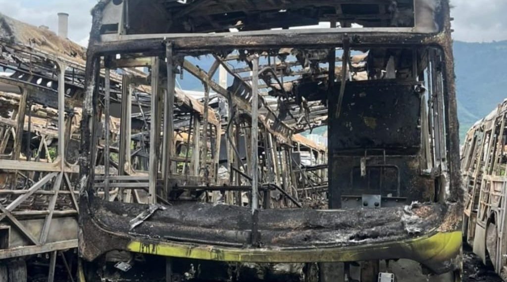 Incendio en el portal de Metrolínea en Girón dejó más de 20 buses afectados
