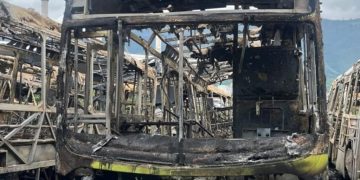 Incendio en el portal de Metrolínea en Girón dejó más de 20 buses afectados