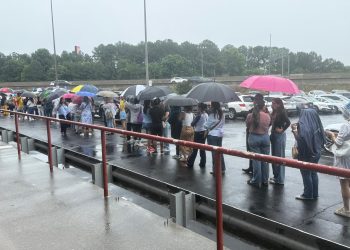 Comenzaron las votaciones en el exterior entre llamados a participar y denuncias por presuntas irregularidades