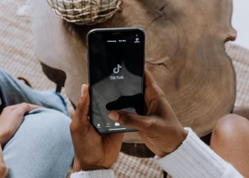 TikTok: El nuevo campo de batalla que define la presidencia en Colombia