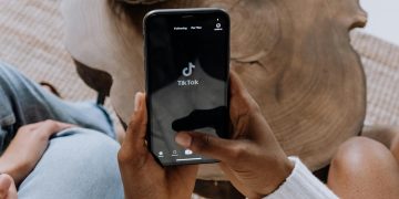 TikTok: El nuevo campo de batalla que define la presidencia en Colombia